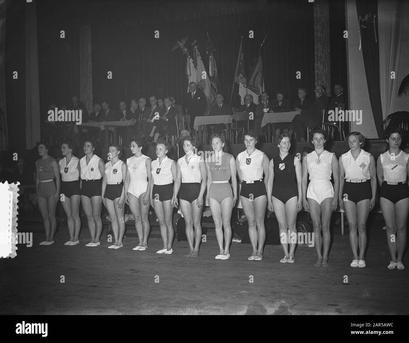 Campionati nazionali di ginnastica per donne partecipanti del gruppo Deventer Data: 10 gennaio 1954 luogo: Deventer Parole Chiave: Concorrenti, campionati di ginnastica Foto Stock
