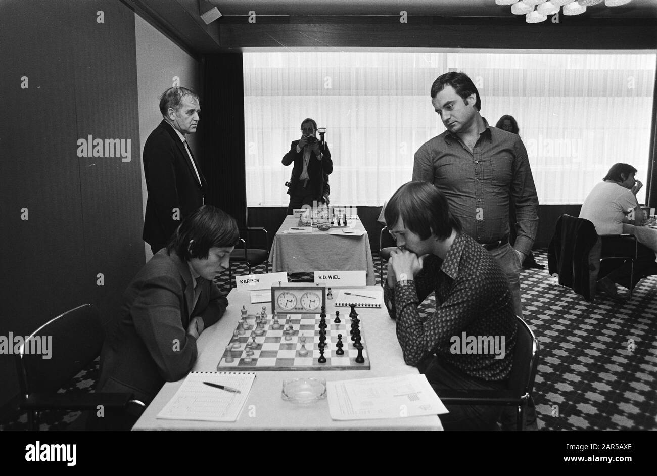Torneo di Scacchi IBM, round 8th; Karpov (a sinistra) contro ruota, Sosonko guarda lungo Data: 5 luglio 1980 Parole Chiave: Chess Nome utente: Karpov, Anatoli, V.D. Ruota Foto Stock