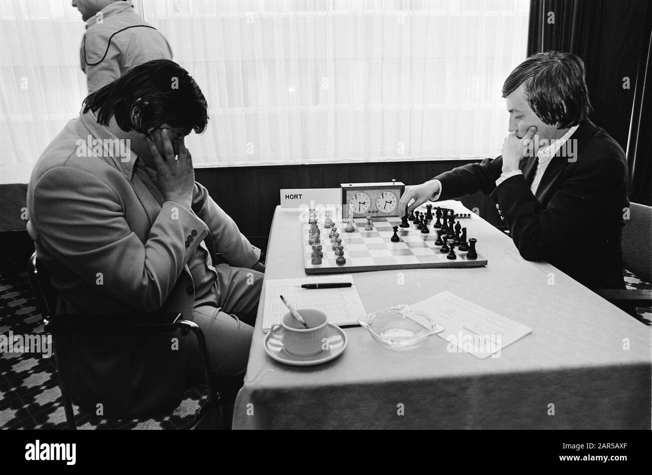 Torneo Di Scacchi Ibm Amsterdam; Karpov (Destra) Vs Hort (Sinistra) Data: 30 Giugno 1980 Località: Amsterdam, Noord-Holland Parole Chiave: Scacchi Nome Personale: Karpov, Anatoli Foto Stock
