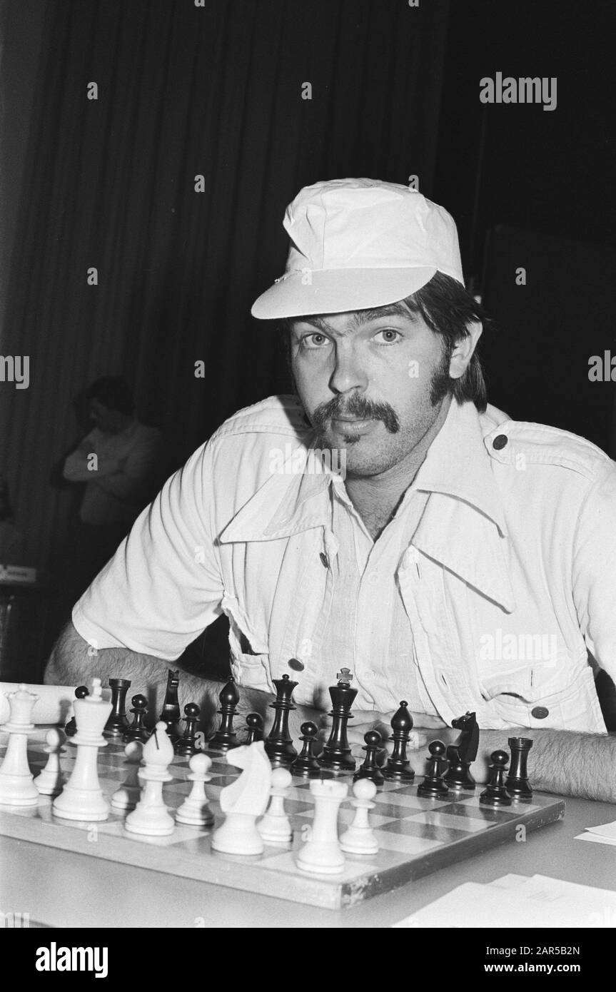 Torneo di scacchi IBM, Hans Bohm in azione headline Data: 19 luglio 1976 Parole Chiave: Nome del personale di scacchi: Hans Bohm Nome dell'istituzione: Torneo di scacchi IBM Foto Stock