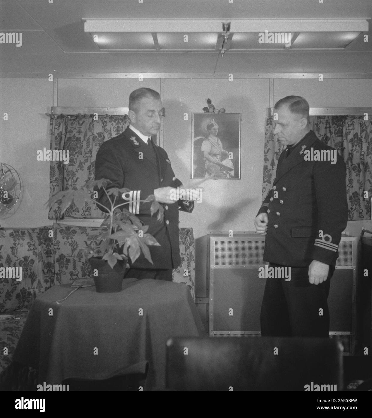 Nei capitani cayuit Di Hr. Sig.Ra Dan. Jacob van Heemskerck. Comandante jhr. Van Holthe e il suo ufficiale 1st Data: Ottobre 1941 Località: Gran Bretagna Parole Chiave: Comandanti, marina, ufficiali, navi da guerra, seconda guerra mondiale Nome personale: Holthe, E. J. of Foto Stock