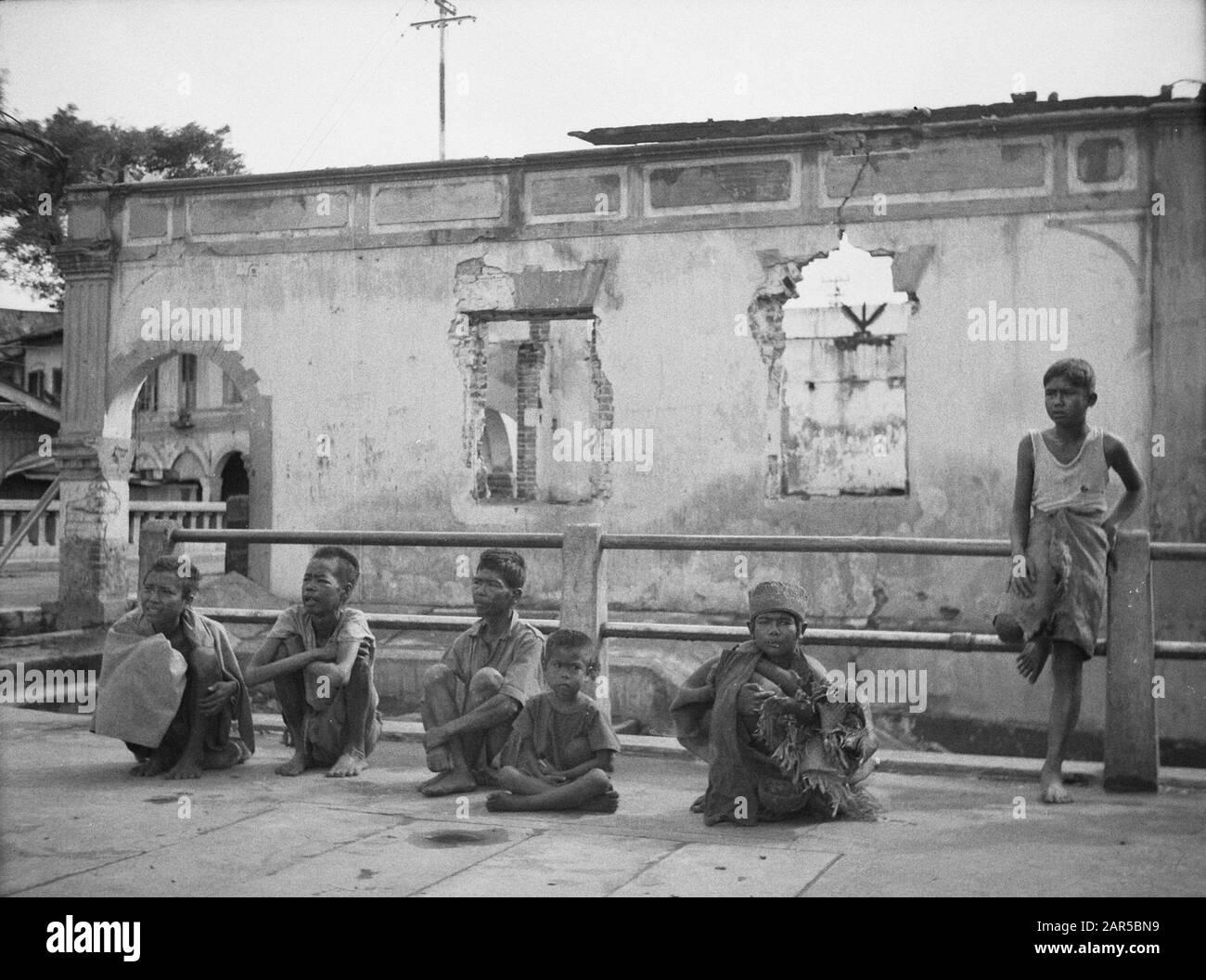 Procedendo a Fort de Kock da Padang Pandjang nella mattina presto del 22nd dicembre 1948, i soldati olandesi si spostarono lungo la strada Padang-Pagjang, verso Fort de - Kock. - Sì. A un quarto-otto, le prime vetture blindate sono entrate nella capitale repubblicana di Sumatra. Ad eccezione delle barriere sulla strada, le truppe non hanno incontrato praticamente alcuna resistenza. Statua di Fort de Kock. Pallido vestito e gravemente malnutrito, così è stata una gran parte della popolazione trovato Data: 22 dicembre 1948 luogo: Bukittinggi, Indonesia, Indie orientali olandesi, Sumatra Foto Stock