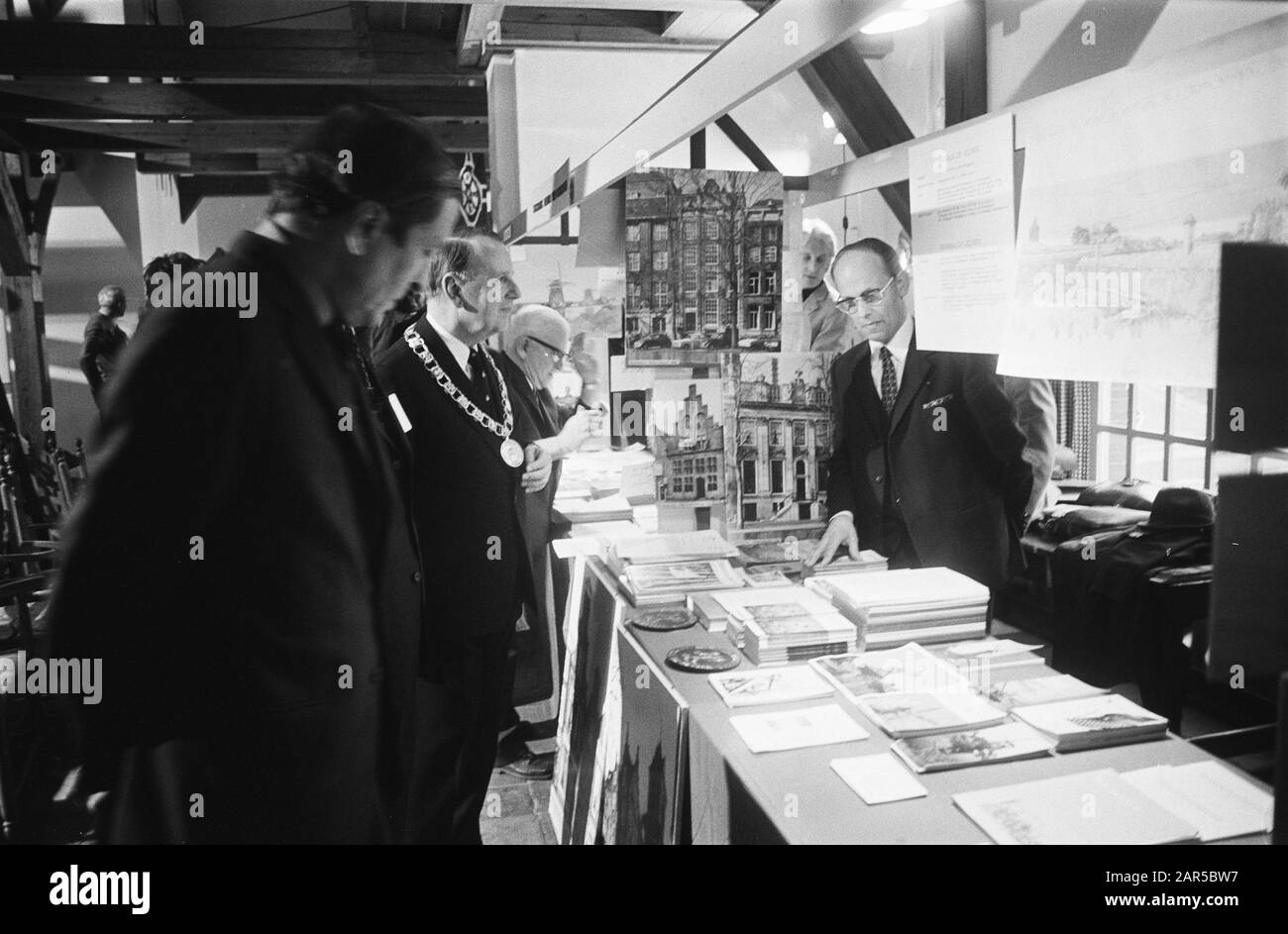 In funzione del presidente onorario del Comitato Nazionale per i Monumenti anno 1975, il principe Claus ha consegnato ai sindaci di dieci comuni la bandiera monumenti recentemente progettato in Castle van Zeist. Dopo l'apertura ufficiale nello Slotzaal del Castello Zeist del Monumento anno 1975, il principe Claus in compagnia del sindaco Stolk ha fatto un tour del mercato delle informazioni nel Congreszolder circa il Monumento anno 1975 Data: 18 dicembre 1974 luogo: Utrecht, Zeist Parole Chiave: Sindaci, comitati, casa reale, principi, principi, premi, bandiere Nome personale: Claus, principe, Stolk Nome istituzionale: Nati Foto Stock