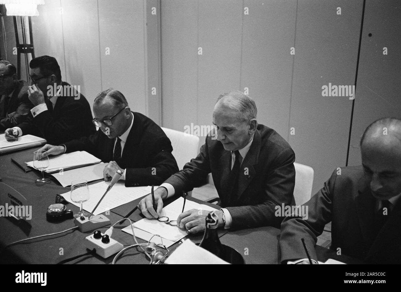 In Hilton Hotel Conference leader del settore con i Paesi CEE Data: 26 Settembre 1963 Parole Chiave: Conferenze Nome istituto: Hilton Hotel Foto Stock