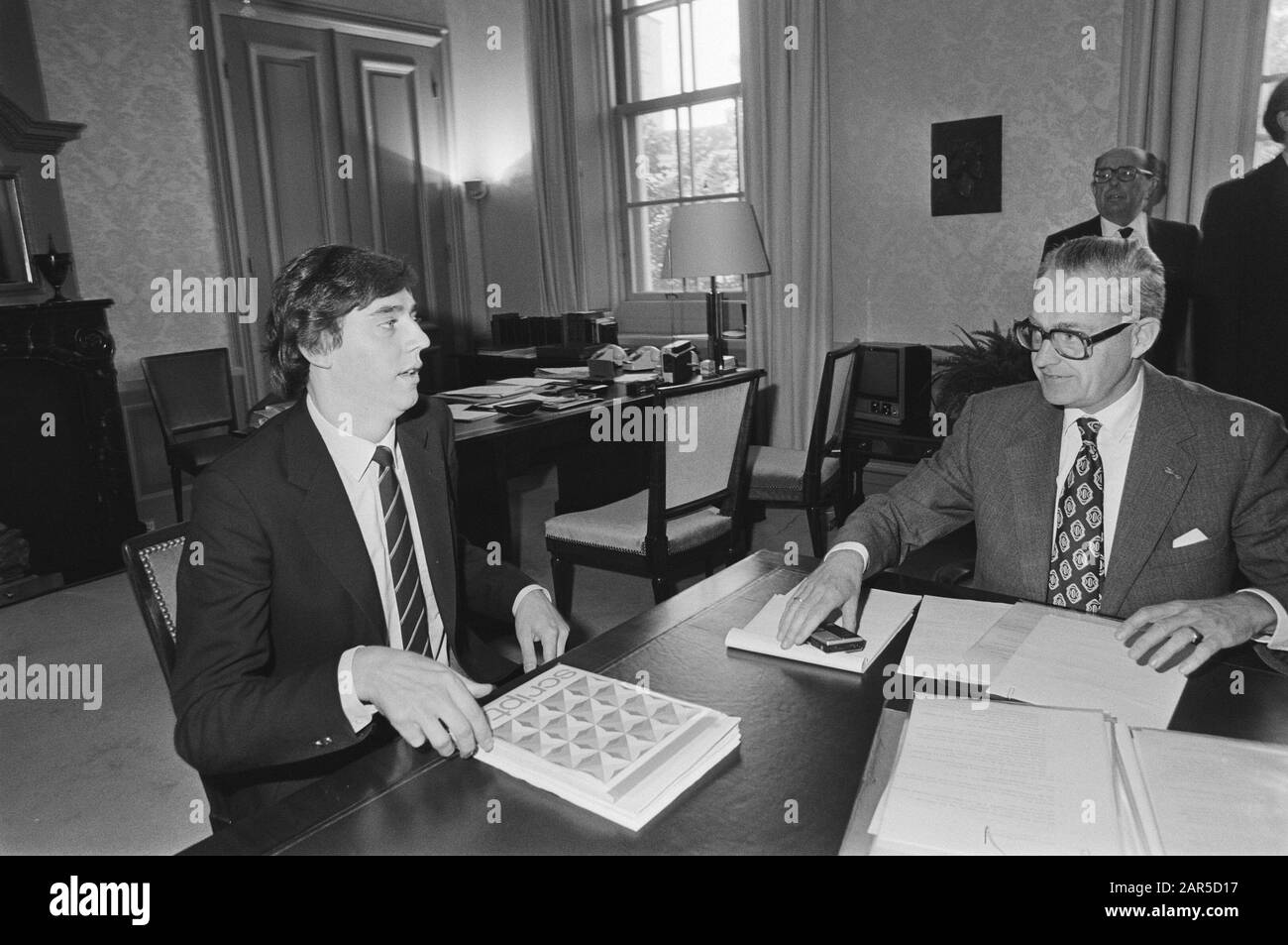 Cabinetsformation Informateur Scholten ha incontrato Nijpels (l), VVD Data: 4 ottobre 1982 Località: L'Aia, Zuid-Holland Parole Chiave: Presidenti di gruppo politico, informatori, formazioni di gabinetto Nome personale: Nijpels, ed, Scholten, W. Foto Stock