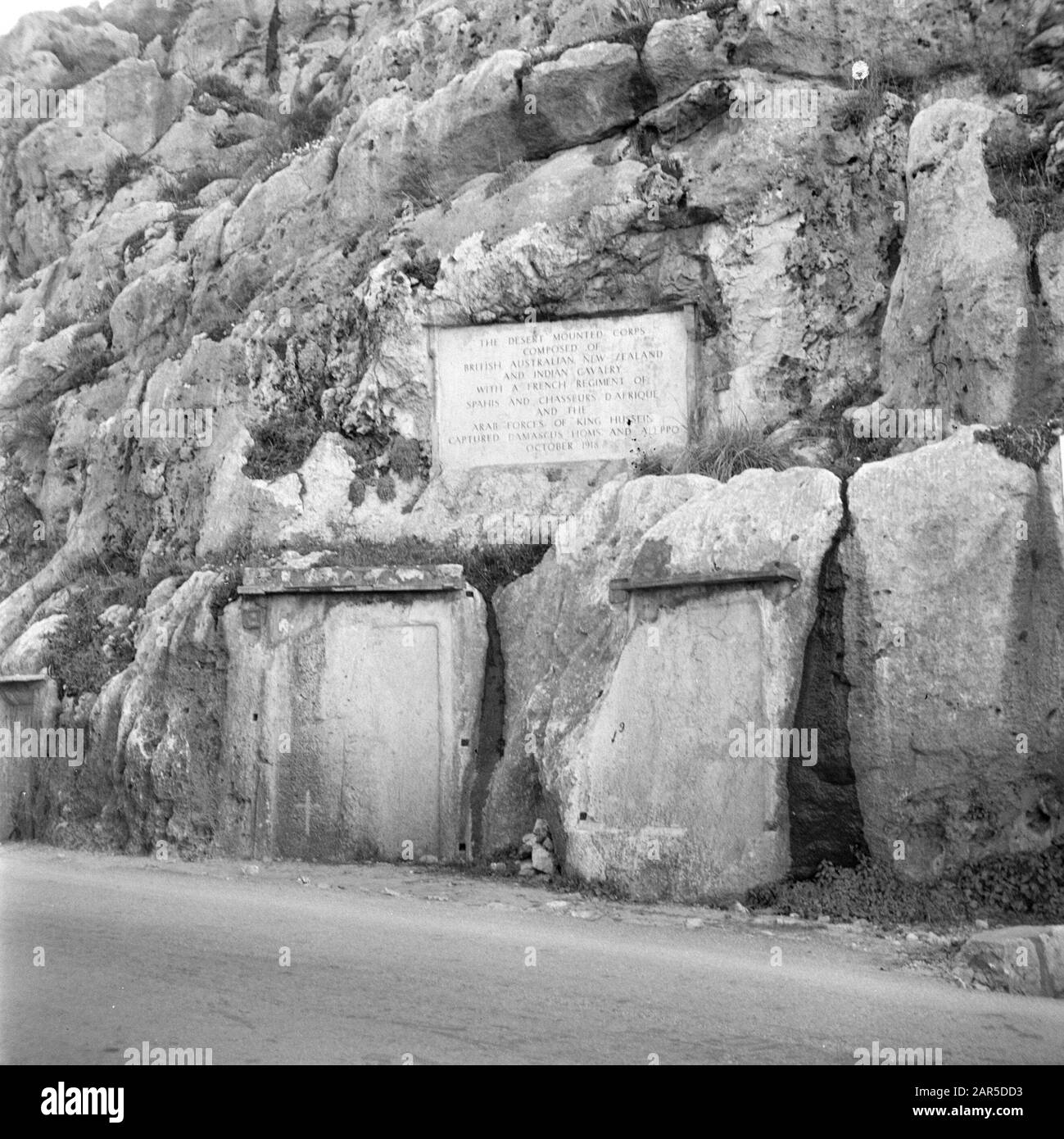 Medio Oriente 1950-1955: L'iscrizione in Libano come una targa nel muro della valle del Nahr el Kelb Annotazione: Il testo sulla targa commemora la cattura di Damasco, Aleppo e Homs dal Desert Montato Corps' nell'ottobre 1918 Data: 1950 luogo: Libano, Nahr El Kelb Parole Chiave: iscrizioni, rocce, valli, strade Foto Stock