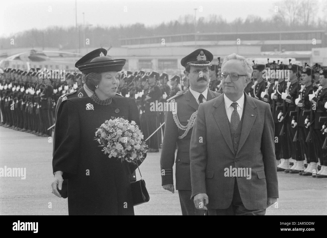 Visita di Stato del presidente greco Sartzetakis e del marito ispezione della Guardia D'Onore Data: 17 aprile 1989 luogo: Noord-Holland, Schiphol Parole Chiave: Guardie onorarie, ispezioni, presidenti, ecc. visite di Stato Nome personale: Sartzetakis, Christos Foto Stock