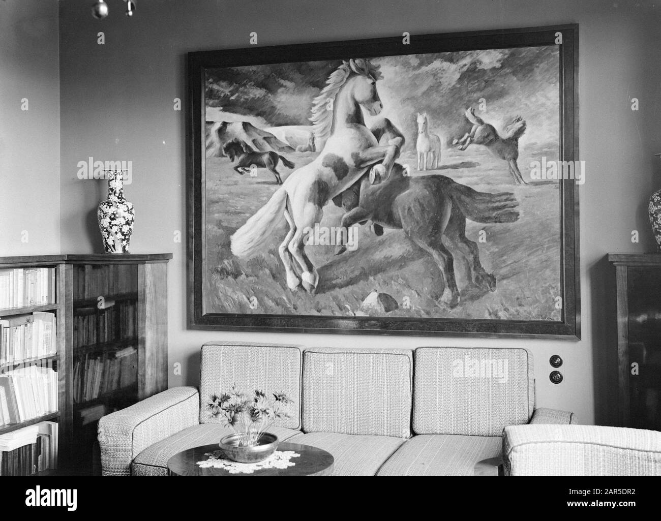 Islanda interno di una stanza con un dipinto con cavalli salto sul muro. Sul lato sinistro del divano una libreria con vaso Data: 1934 posizione: Islanda Parole Chiave: Ceramica, libri, interni, mobili, cavalli, dipinti, divani Foto Stock Islanda interno di una stanza con un dipinto con cavalli salto sul muro. Sul lato sinistro del divano una libreria con vaso Data: 1934 posizione: Islanda Parole Chiave: Ceramica, libri, interni, mobili, cavalli, dipinti, divani Foto Stock