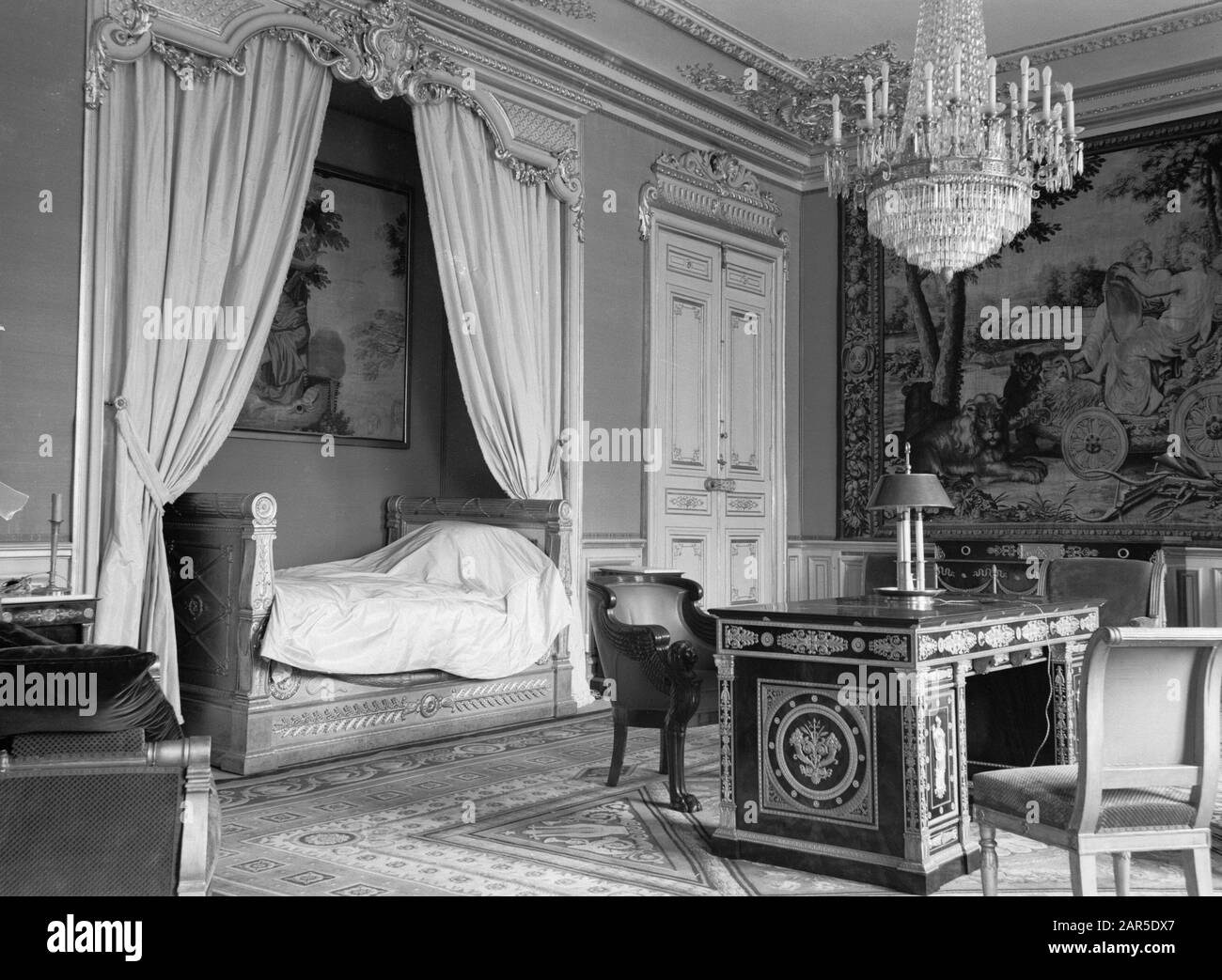 Interno di un palazzo a Parigi, probabilmente la camera in cui il re Giorgio VI e la regina Elisabetta di Gran Bretagna hanno soggiornato (l'Eliseo?) Data: 1938 posizione: Francia, Parigi Parole Chiave: Letti, interni, camere, palazzi, tavoli da scrittura, sedie Nome istituzione: Palais d'Orsay Foto Stock