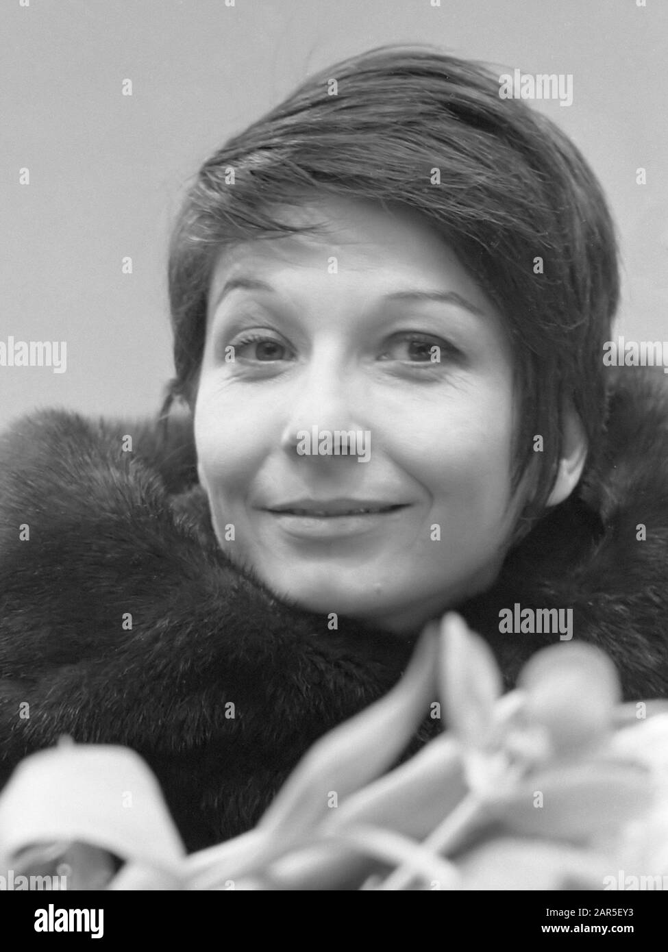 Zizi Jeanmaire in Nederland aangekomen. 25 febbraio 1963; Foto Stock