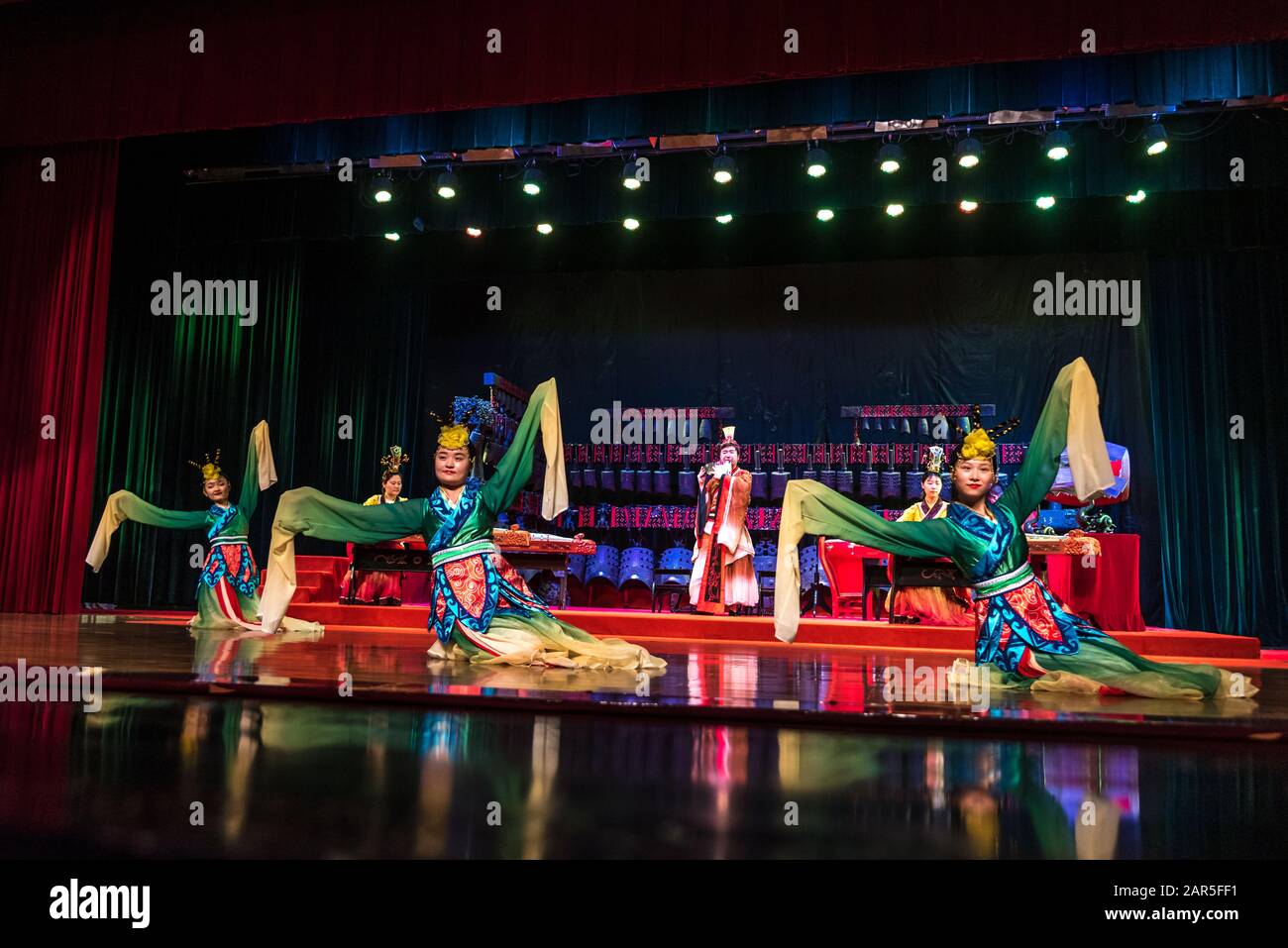 Esecuzione di replica set di campane del 5th Secolo AC concerto di bronzo e altri strumenti antichi, Hubei Provincial Museum, Wuhan Foto Stock