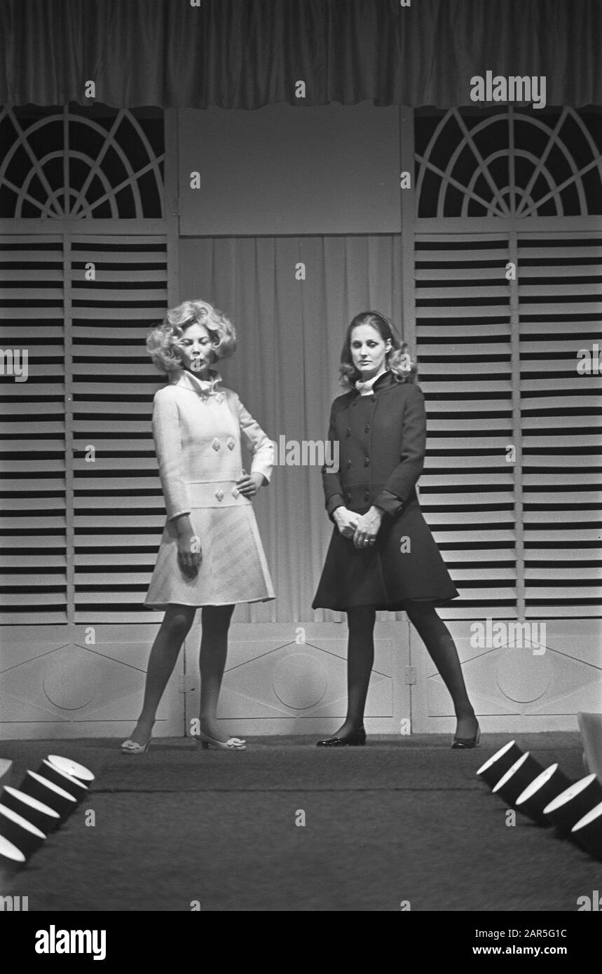 Sfilata di moda italiana ad Amsterdam Hilton. Abiti a maglia con stellare e stud guarnire Data: 19 Giugno 1968 luogo: Amsterdam, Noord-Holland Parole Chiave: Fashion show Nome personale: Hilton Foto Stock