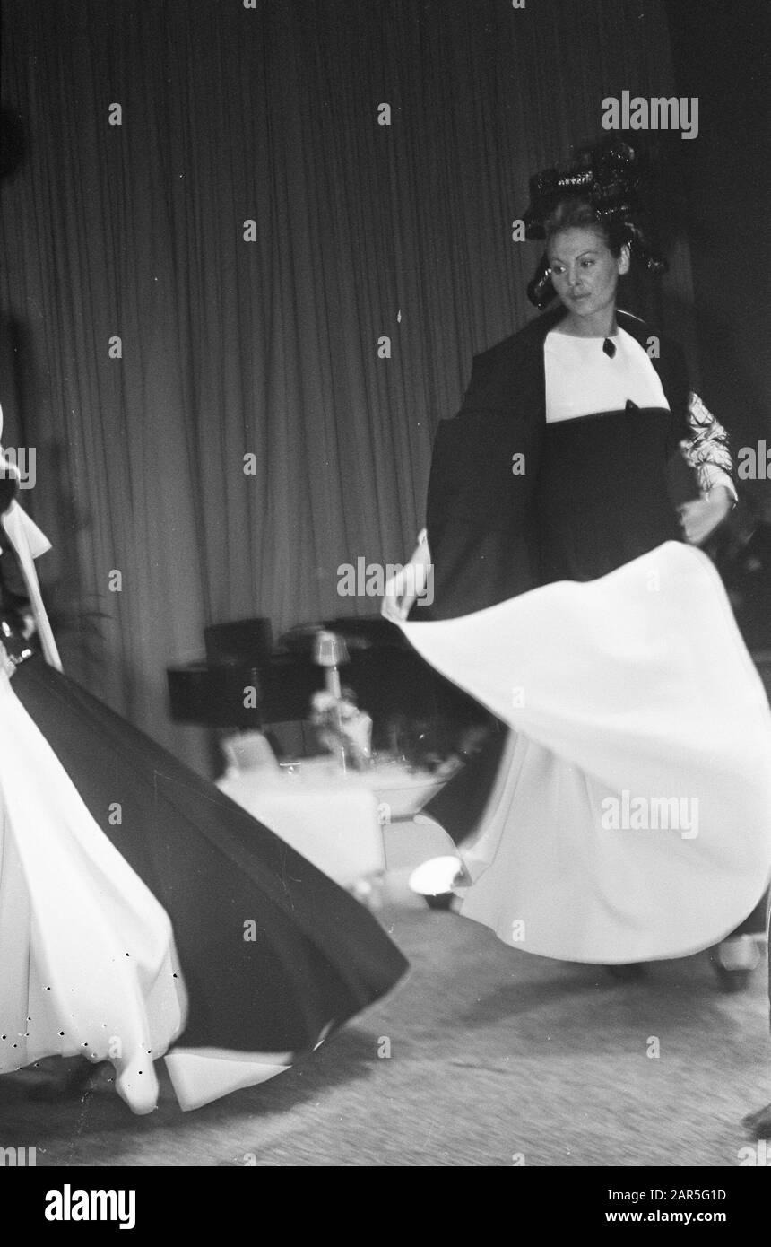 Sfilata di moda italiana ad Amsterdam Hilton. Armadio serale della casa Barocco da Roma Data: 19 Giugno 1968 Località: Amsterdam, Noord-Holland Parole Chiave: Sfilate di moda Nome personale: Hilton Foto Stock