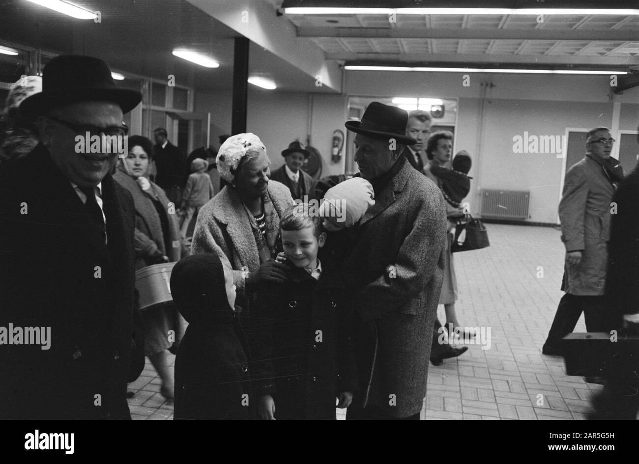 J. van Tilburg, governatore del Suriname, all'aeroporto di Schiphol da Lisbona Data: 16 aprile 1962 Località: Noord-Holland, Schiphol Parole Chiave: Governors, airfields Nome personale: Tilburg, J. van Foto Stock