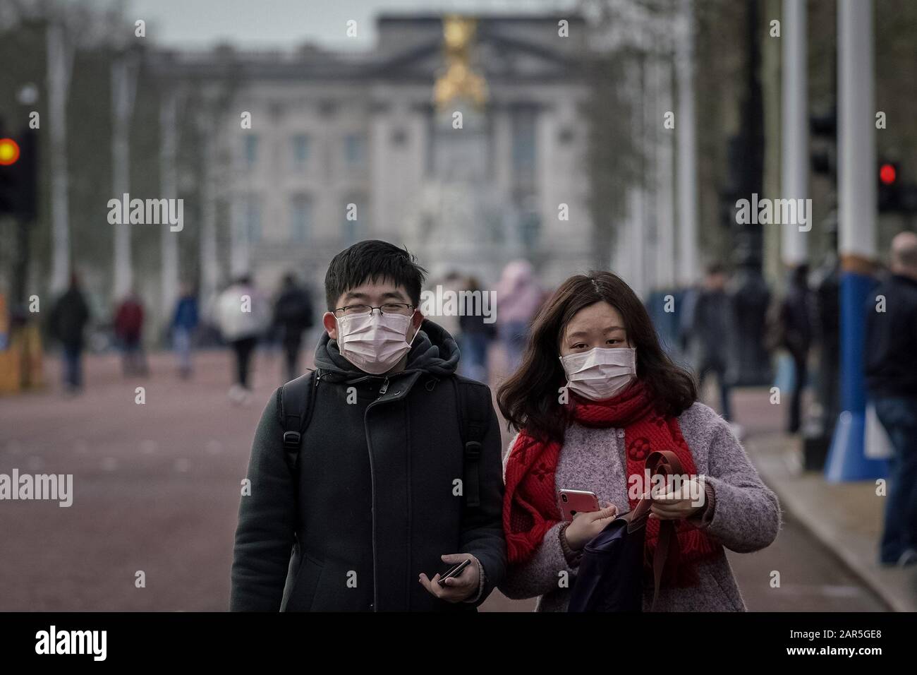 Londra, Regno Unito. 26th gennaio 2020. Due turisti cinesi con maschere facciali camminano lungo il Mall vicino a Buckingham Palace. Il nuovo coronavirus si è diffuso a quasi 2.000 persone e rimane contagioso nel suo periodo di incubazione - prima che i sintomi mostrano - rendendo più difficile contenere. L'attuale numero di vittime è pari a 56. Credito: Guy Corbishley/Alamy Live News Foto Stock