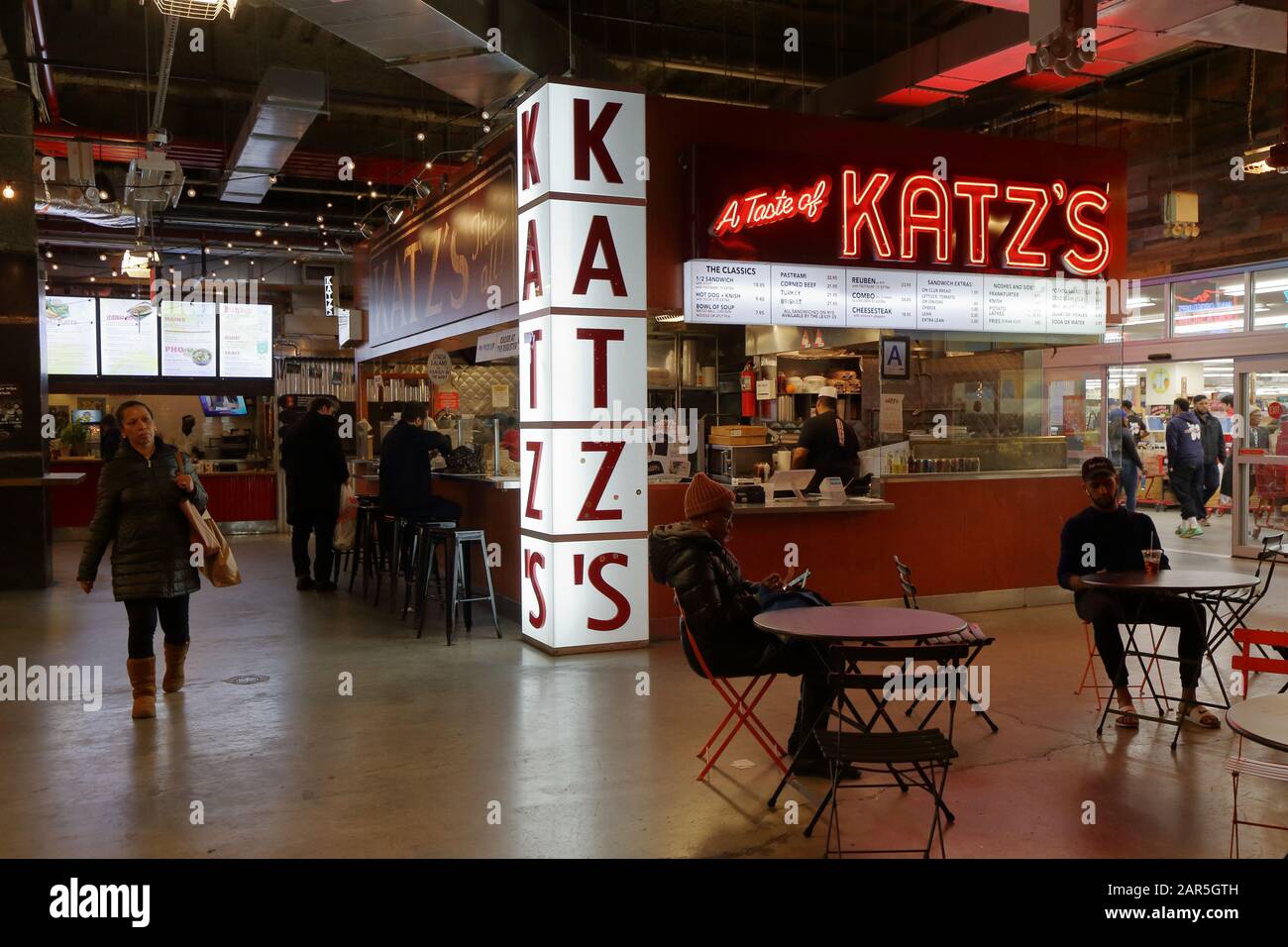 Un Assaggio di Katz's al DeKalb Market Hall di Brooklyn, New York. Foto Stock