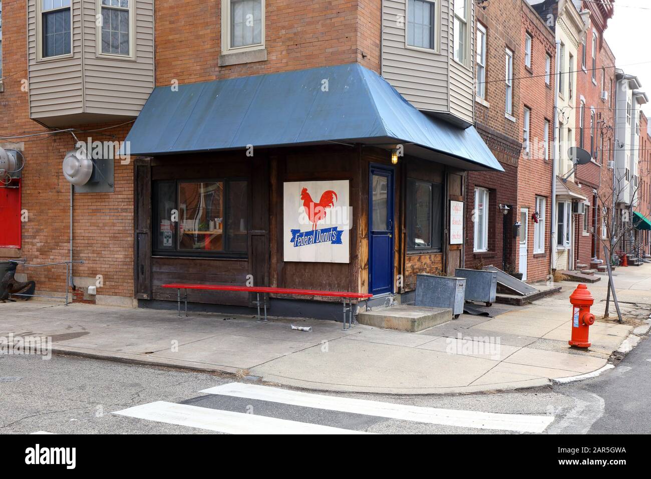 Federal Donuts, 1219 S 2nd Street, Philadelphia, PA. Negozio esterno di un pollo fritto, e negozio di ciambelle fantasia su Due Street a Pennsport. Foto Stock