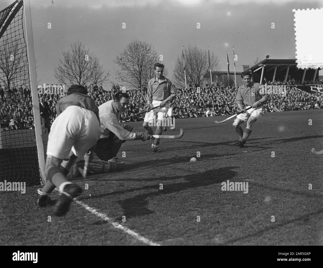 Hockey Olanda contro Inghilterra, attacco all'inglese obiettivo Data: 25 aprile 1954 luogo: Gran Bretagna Parole Chiave: Attacchi, obiettivi, hockey Foto Stock