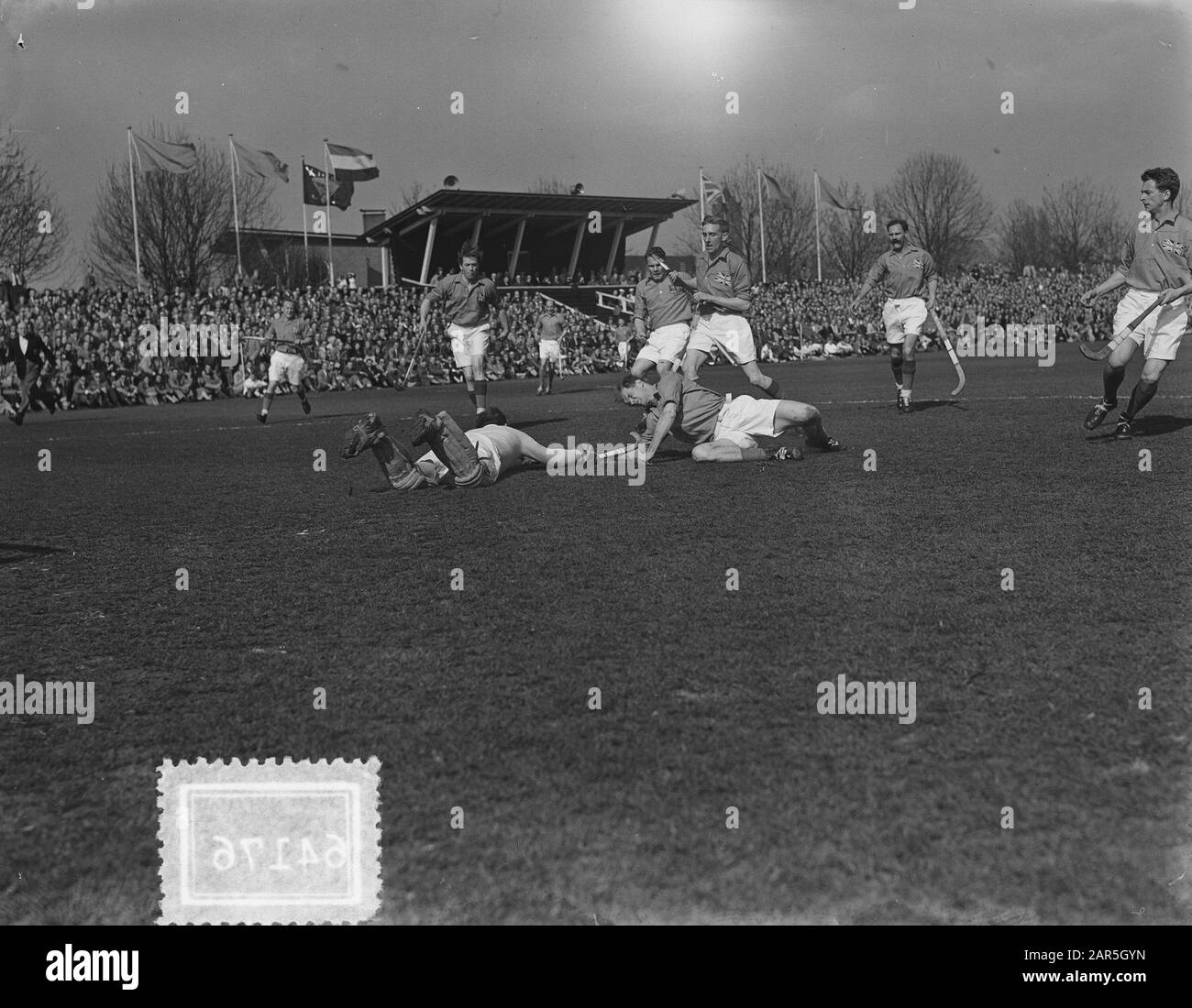 Hockey Olanda contro Inghilterra, attacco all'inglese obiettivo Data: 25 aprile 1954 luogo: Gran Bretagna Parole Chiave: Attacchi, obiettivi, hockey Foto Stock