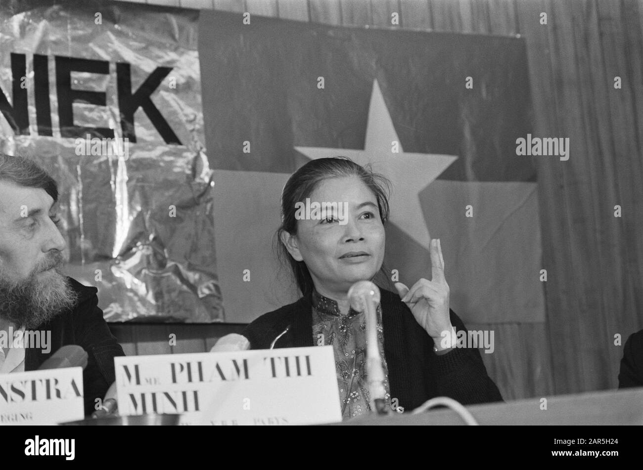 Jane fonda fa una conferenza stampa a TH a Delft per le azioni del Vietnam; Pham Thi Munk, rappresentante del governo rivoluzionario provvisorio Data: 17 gennaio 1975 luogo: Delft, South-Holland Parole Chiave: Azioni, conferenze stampa, ritratti Nome personale: Munk Pham ti Foto Stock