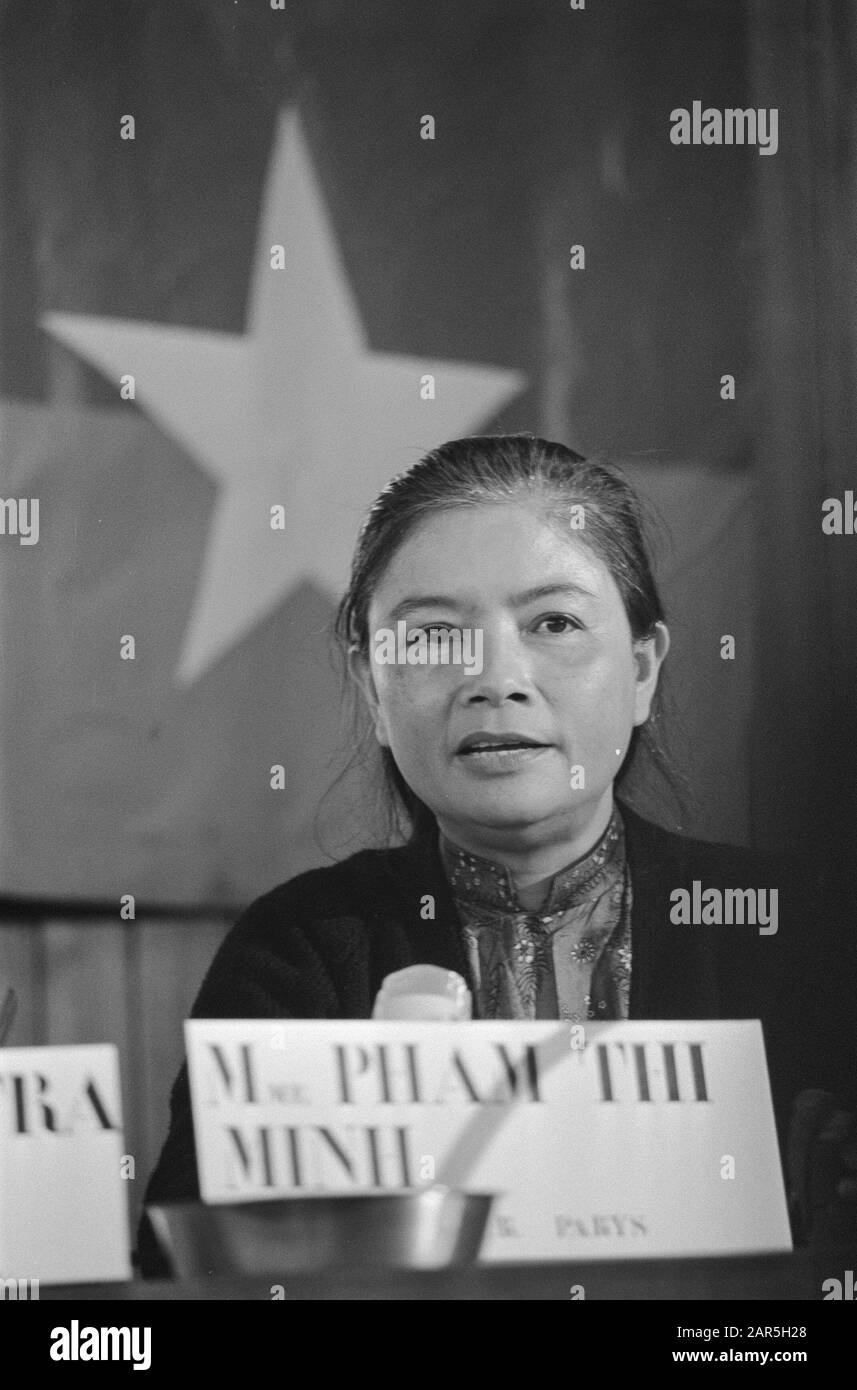 Jane fonda fa una conferenza stampa a TH a Delft per le azioni del Vietnam; Pham Thi Munk, rappresentante del governo rivoluzionario provvisorio Data: 17 gennaio 1975 luogo: Delft, South-Holland Parole Chiave: Azioni, conferenze stampa, ritratti Nome personale: Munk Pham ti Foto Stock