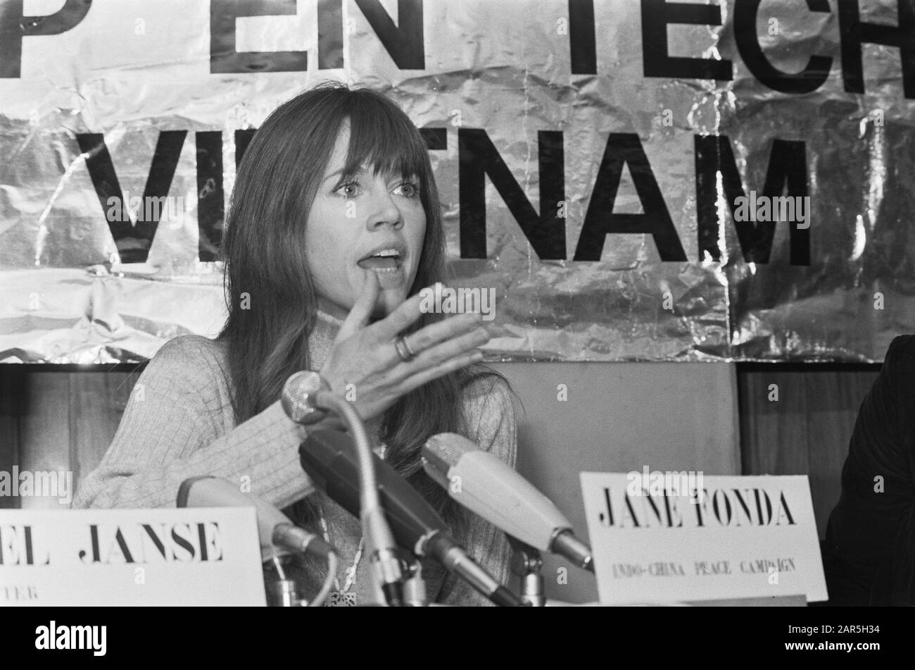 Jane fonda fa una conferenza stampa a TH a Delft per le promozioni del Vietnam; Jane fonda durante la conferenza stampa Data: 17 gennaio 1975 luogo: Delft, Zuid-Holland Parole Chiave: Attivisti, attrice, star del cinema, conferenze stampa Nome personale: Fonda Jane Foto Stock