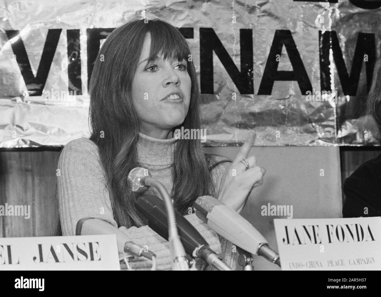 Jane fonda fa una conferenza stampa a TH a Delft per le azioni del Vietnam; Jane fonda durante una conferenza stampa; Foto Stock