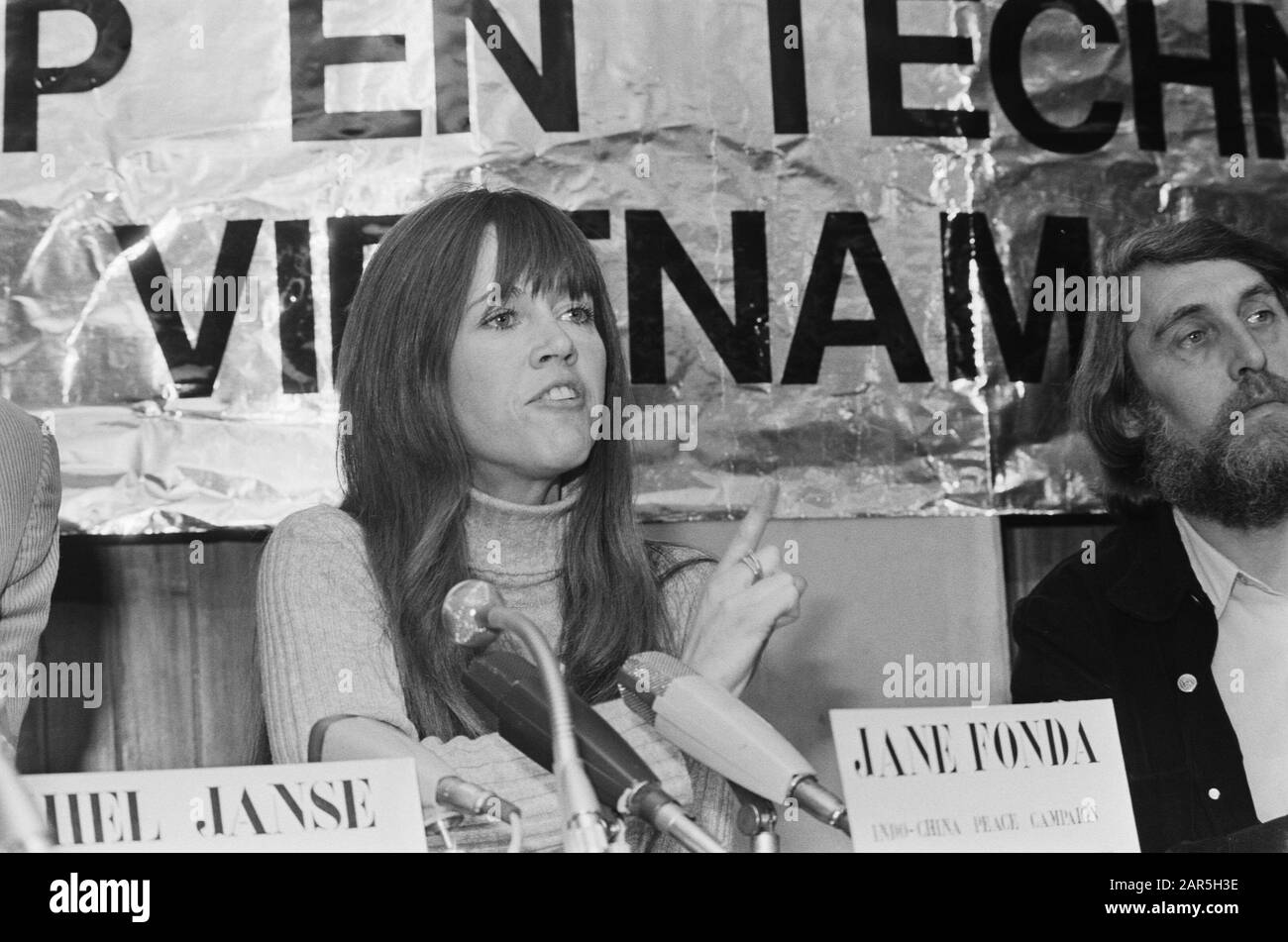 Jane fonda fa una conferenza stampa a TH a Delft per le promozioni del Vietnam; Jane fonda durante la conferenza stampa Data: 17 gennaio 1975 luogo: Delft, Zuid-Holland Parole Chiave: Attivisti, attrice, star del cinema, conferenze stampa Nome personale: Fonda Jane Foto Stock