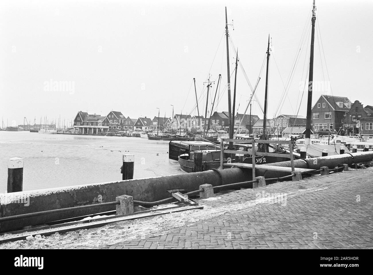 Pattinaggio giovanile a Volendam (non in costume tradizionale) Data: 28 Dicembre 1970 luogo: Noord-Holland, Volendam Parole Chiave: Barche, ghiaccio Foto Stock