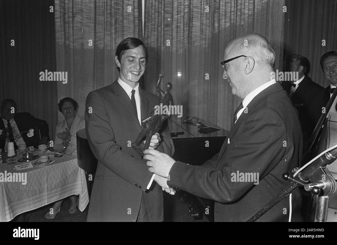 Johan Cruijff calciatore dell'anno. Sindaco Samkalden Hands Cruijff la statua Data: 6 Giugno 1968 Località: Amsterdam, Noord-Holland Parole Chiave: Immagini, sport, calciatori Nome personale: Cruijff, Johan, Samkalden, Ivo Foto Stock