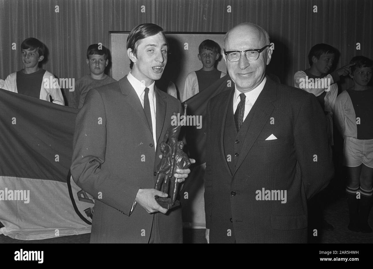 Johan Cruijff calciatore dell'anno. Sindaco Samkalden Hands Cruijff la statuetta Data: 6 giugno 1968 Parole Chiave: Immagini, sport, calciatori Nome personale: Cruijff, Johan, Samkalden, Ivo Foto Stock