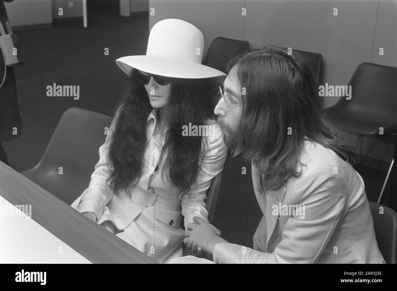 John Lennon e moglie Yoko Ono partono da Schiphol a Vienna nella sala partenze Data: 31 marzo 1969 Località: Noord-Holland, Schiphol Parole Chiave: Arrivo e partenza, sale arrivi e partenze, coppie, musicisti, aeroporti Nome personale: Lennon, John, Ono, Yoko Foto Stock