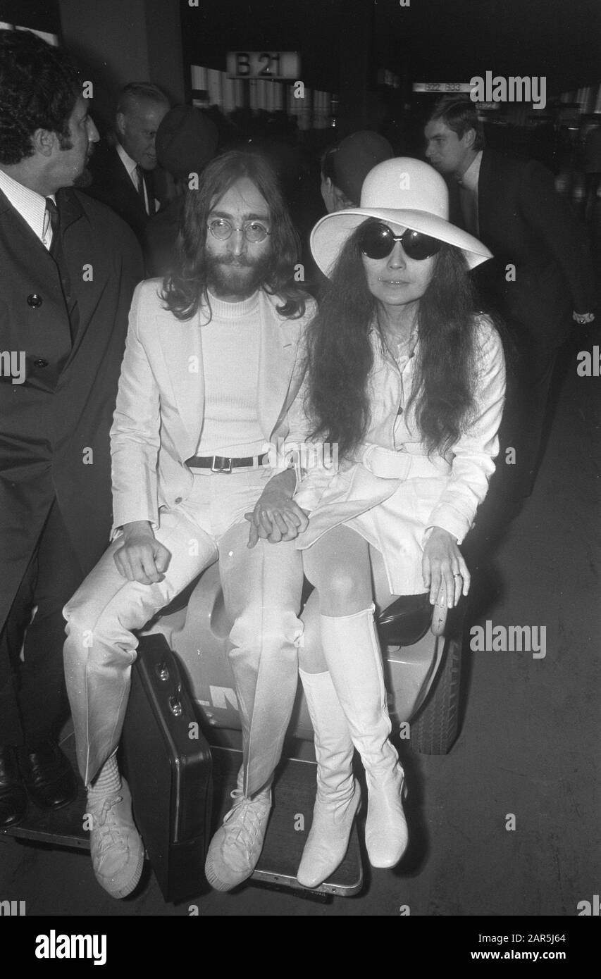 John Lennon e moglie Yoko Ono lasciare Schiphol a Vienna nella sala partenze, John Lennon e Yoko Ono su un carrello KLM Data: 31 marzo 1969 posizione: Noord-Holland, Schiphol Parole Chiave: Arrivo e partenza, sale arrivi e partenze, coppie, musicisti, aeroporti Nome personale: Lennon, John, Ono, Yoko Foto Stock