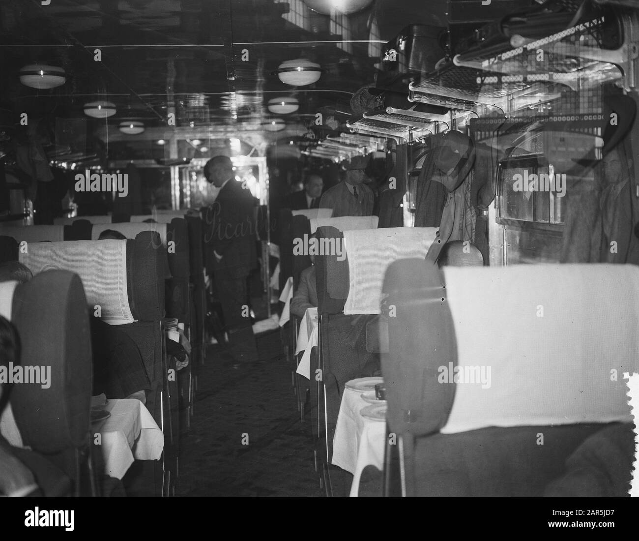 Nuovo collegamento ferroviario Amsterdam Parigi in 6 ore Data: 21 maggio 1954 Parole Chiave: Collegamenti ferroviari Foto Stock