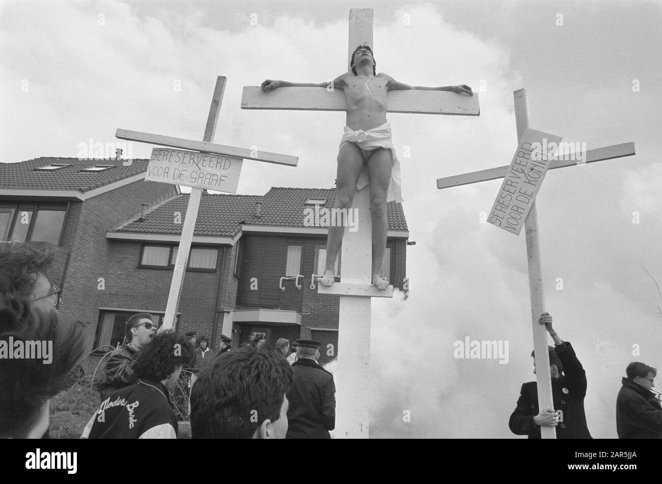 Giovani che manifestano con croci e Gesù nel giardino del Segretario di Stato De Graaf Data: 1 aprile 1988 Parole Chiave: Gioventù, dimostrazioni Nome personale: Segretario di Stato De Graaf Foto Stock