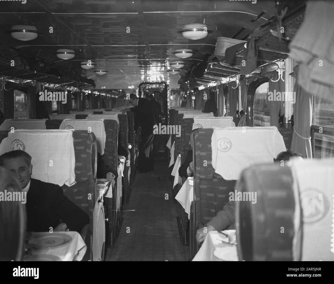 Nuovo collegamento ferroviario Amsterdam Parigi in 6 ore Data: 21 maggio 1954 Parole Chiave: Collegamenti ferroviari Foto Stock