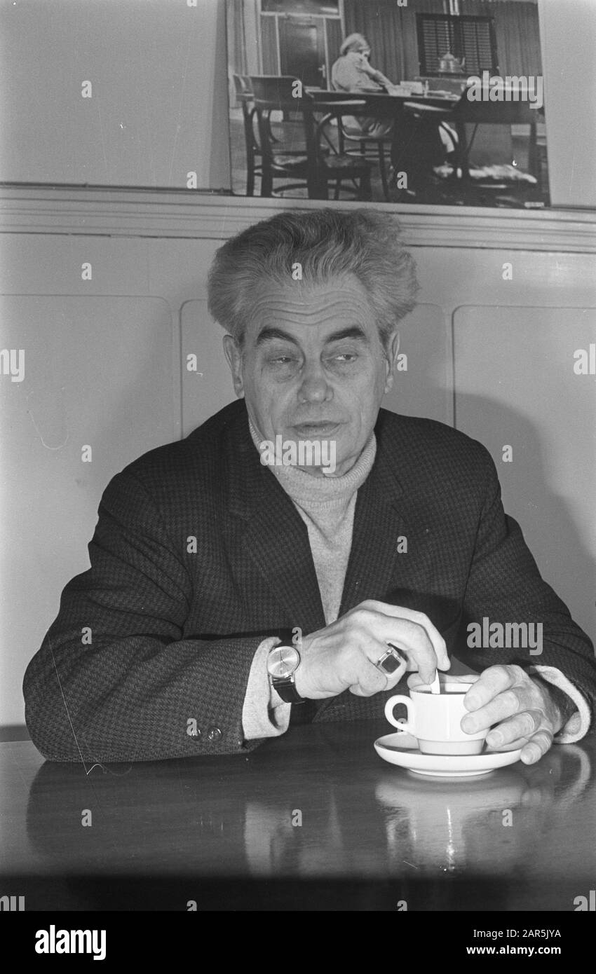 Joris Ivens bevande tazza di caffè a Filmakademie, tazza Data: 11 Dicembre 1968 Parole Chiave: Nome Della Persona del caffè: Ivens, Joris Foto Stock