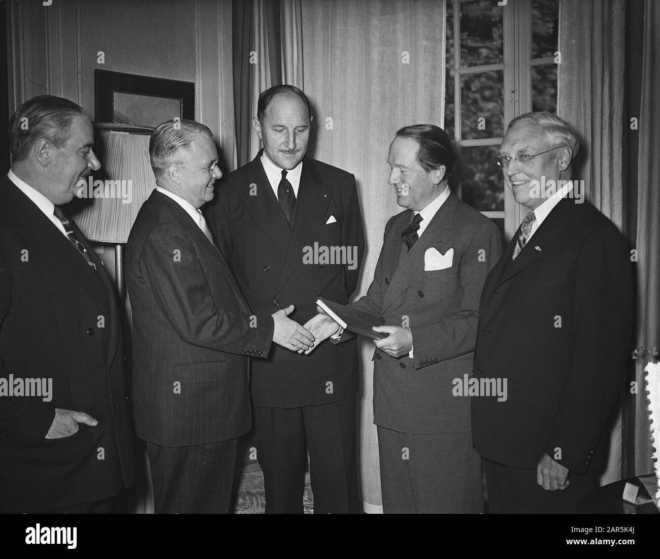 Presence Memorial Book to American Ambassador Data: 4 giugno 1954 Parole Chiave: Consegna, libri commemorativi Foto Stock