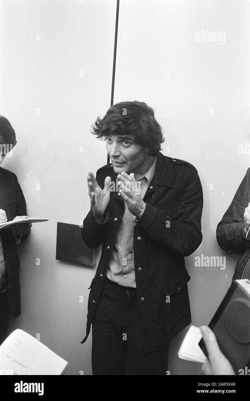 Giornalisti e sacerdoti sono tornati dal Cile dopo il colpo di stato militare a Schiphol, giornalista Koos Koster Data: 1 ottobre 1973 Località: Noord-Holland, Schiphol Parole Chiave: JOURNALISTIS, PRIESTERS Foto Stock