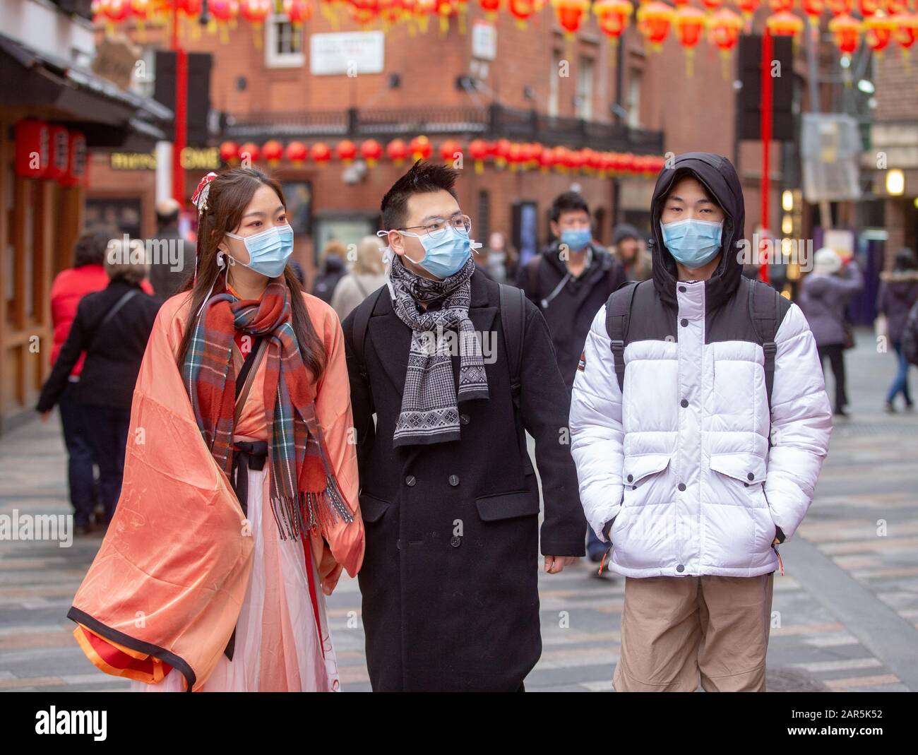 Le persone che indossano maschere facciali a Gerrard Street, Chinatown, celebrano il Capodanno cinese. C'è paura del Coronavirus che ha iniziato a Wuhan. Foto Stock