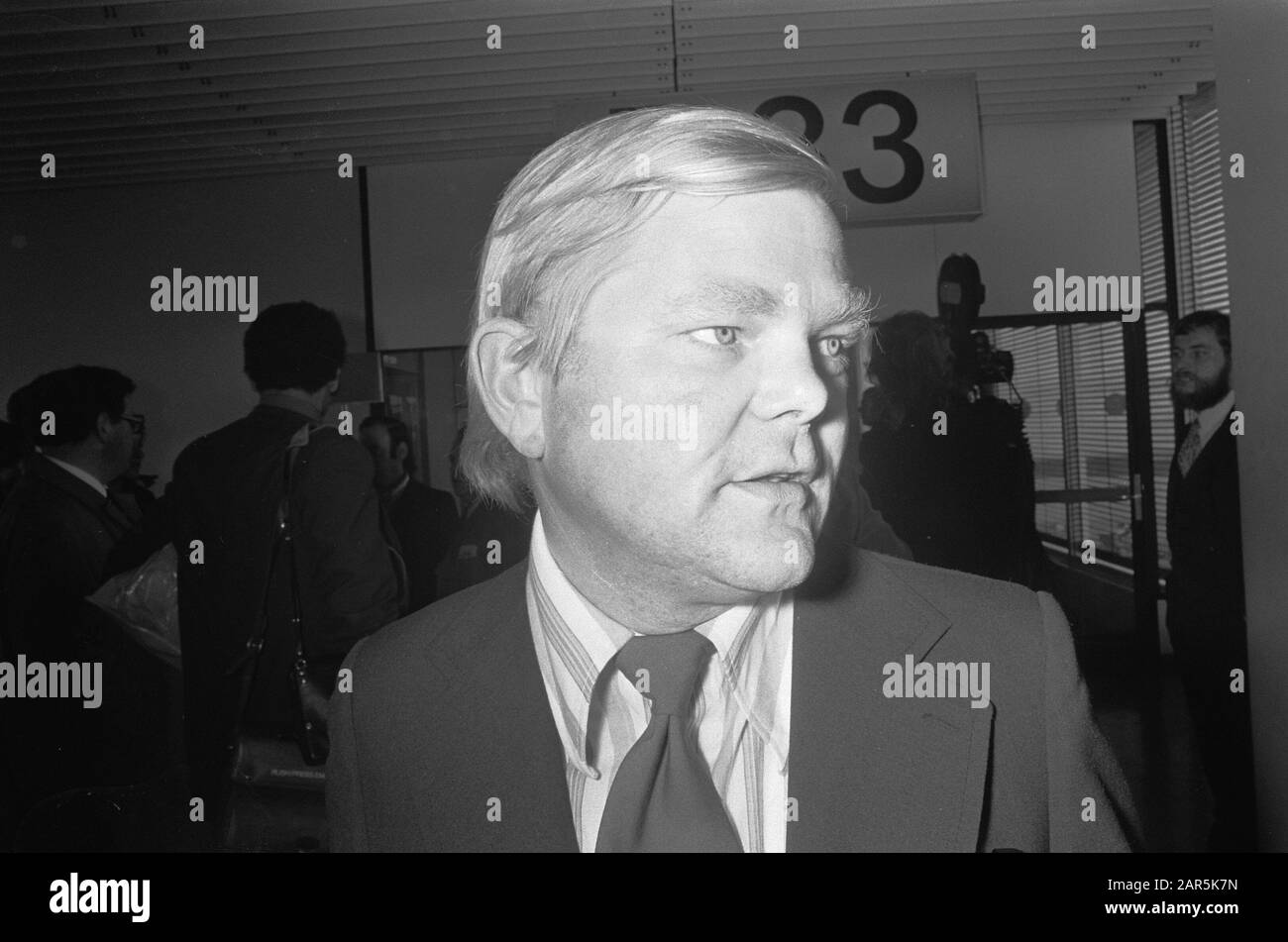 I giornalisti e i sacerdoti tornarono dal Cile dopo il colpo di stato militare a Schiphol, numero 17 A. B. Hoytink (kop) Data: 1 ottobre 1973 luogo: Noord-Holland, Schiphol Parole Chiave: Giornalista, PRIESTERS Nome personale: A. B. Hoytink Foto Stock