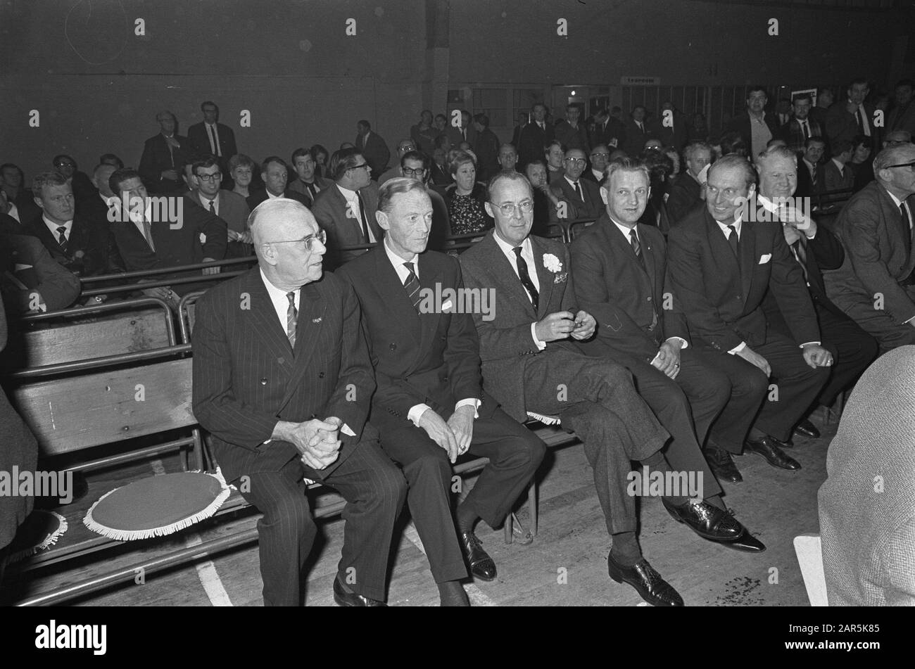 Jubilee Tournament Dutch Boxing Union, Prince Bernhard riceve figurine del leader russo Team Data: 21 aprile 1966 Parole Chiave: Immagini, leader, ricevute, squadre, tornei Nome personale: Bernhard, Prince Foto Stock