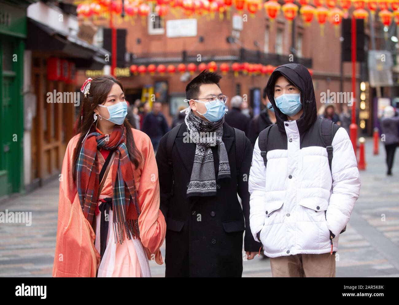 Le persone che indossano maschere facciali a Gerrard Street, Chinatown, celebrano il Capodanno cinese. C'è paura del Coronavirus che ha iniziato a Wuhan. Foto Stock