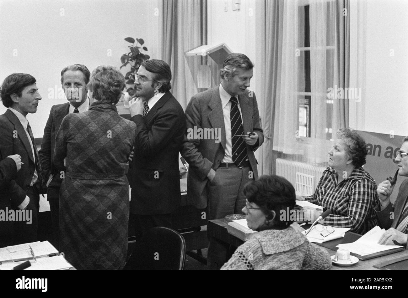 Formazione del gabinetto; incontri politici CDA e VVD; Andriessen et al. Data: 28 novembre 1977 Parole Chiave: Frazioni, struttura del mobile Nome personale: ANDRIESSEN Nome istituto: VVD Foto Stock