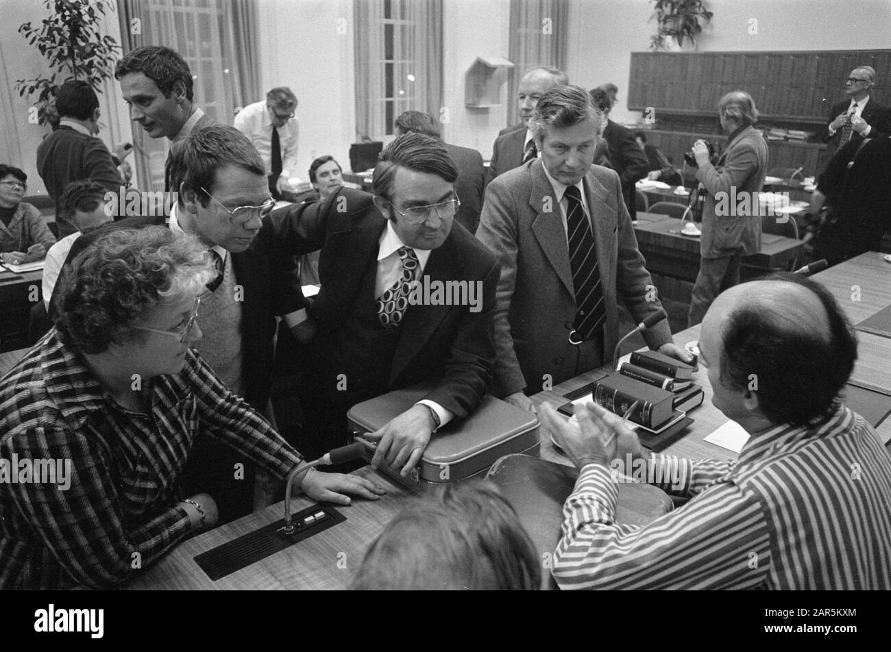 Costituzione di un gabinetto; riunioni di gruppo CDA e VVD; consultazione AR da parte di L.n.r. Sig.ra Van Leeuwen, Faber, Scholte e De Koning Ascolta Aantjes/Data: 28 novembre 1977 Parole Chiave: Frazioni, formazioni del gabinetto, riunioni Nome personale: Faber Nome dell'istituzione: VVD Foto Stock