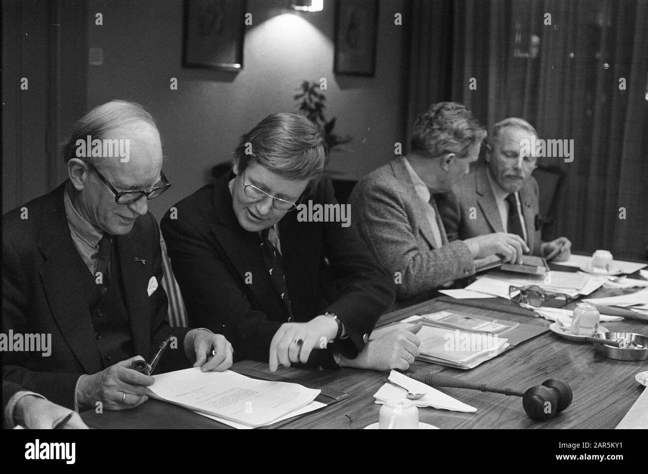 Formazione del gabinetto; riunioni politiche CDA e VVD; Wiegel (VVD) consultazione con Rietkerk, Berkhouwer di destra Data: 28 Novembre 1977 Parole Chiave: Frazioni, formazioni del gabinetto, riunioni Nome Della Persona : Berkhouwer Nome dell'istituzione: VVD Foto Stock