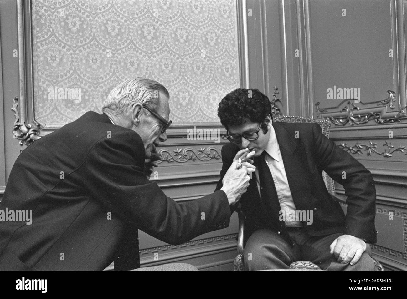Formazione di cabinet; Van der Grinten (l) dà Van Thijn un fuoco Data: 11 novembre 1977 Parole Chiave: Composizione di cabinet Nome personale: Grinten Van Der Foto Stock