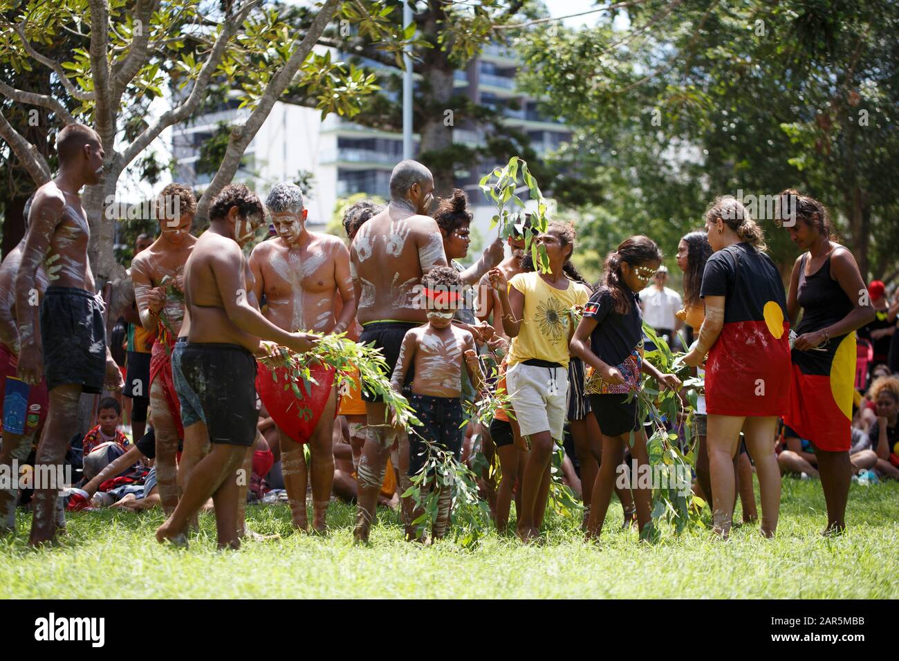 I manifestanti suonano una danza tradizionale al Musgrave Park durante il  rally. Gli abitanti indigeni Yuggera e Turrbal organizzarono un rally  conosciuto come Meanjin in una data sinonimo dell'inizio del dominio  coloniale