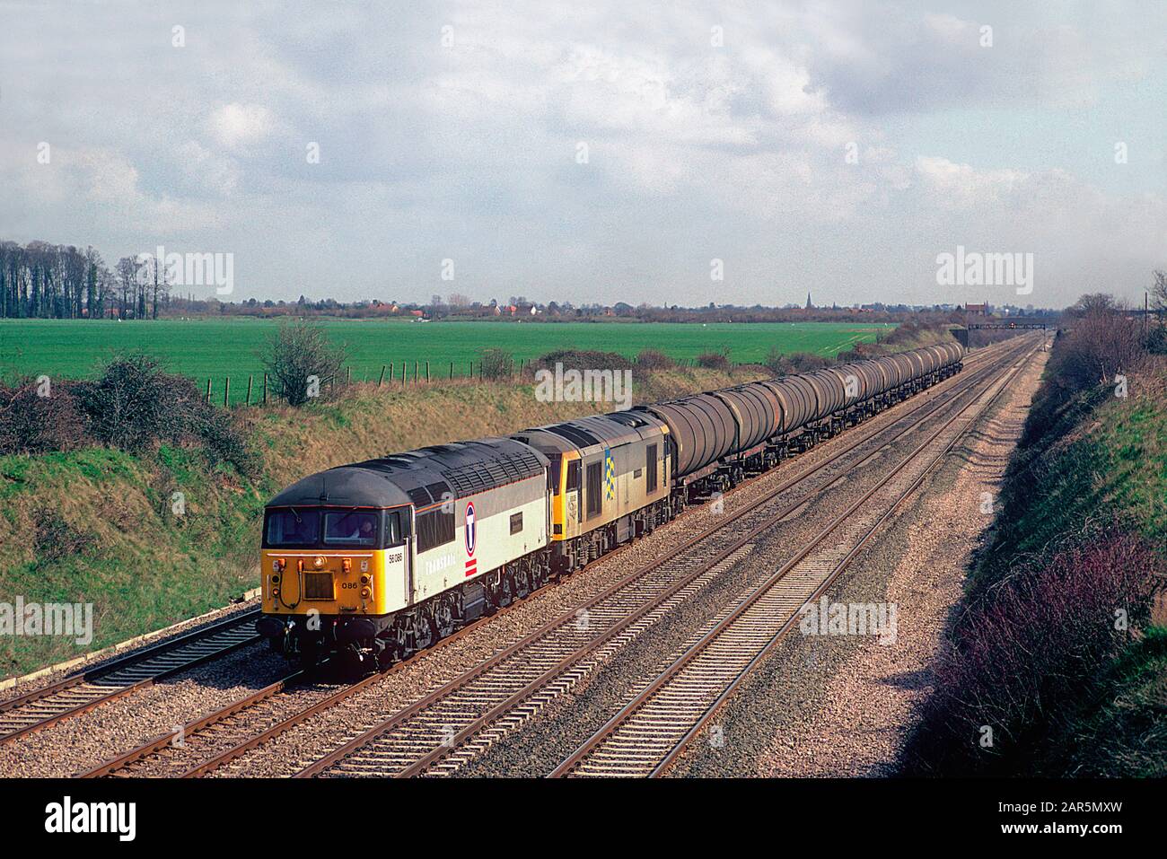 Una locomotiva diesel di classe 56 numero 56086 e una locomotiva diesel di classe 60 numero 60028 a doppia linea un treno di serbatoi di olio di bogie a fattoria di Shottesbrook. Foto Stock Una locomotiva diesel di classe 56 numero 56086 e una locomotiva diesel di classe 60 numero 60028 a doppia linea un treno di serbatoi di olio di bogie a fattoria di Shottesbrook. Foto Stock