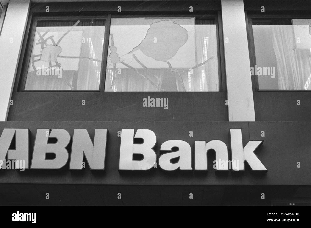 Creazione di uno squat al Prinsengracht 715 ad Amsterdam Broken Windows ad un ABN-Branch Data: 10 febbraio 1981 Località: Amsterdam, Noord-Holland Parole Chiave: Banche, finestre, vandalismo Foto Stock